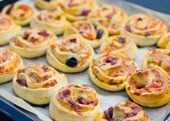 طرز تهیه پیتزا رولی خانگی مجلسی و شیک با خمیر خانگی