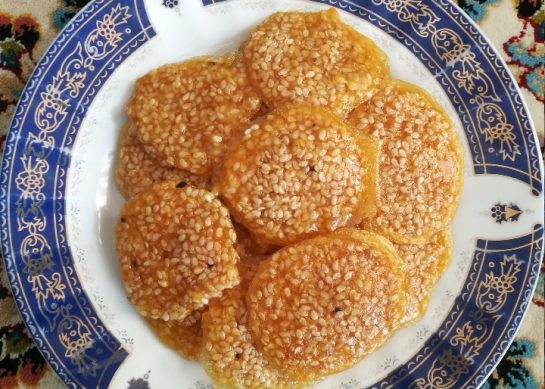 طرز تهیه پولکی کنجدی خانگی با زعفران و شکر ساده و نازک