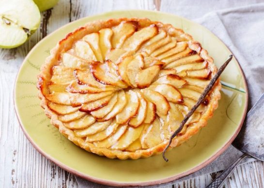 طرز تهیه کیک پای سیب و دارچین خانگی عالی به سبک قنادی