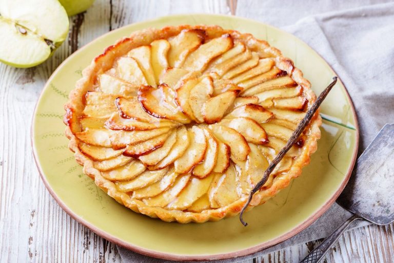 طرز تهیه کیک پای سیب و دارچین خانگی عالی به سبک قنادی