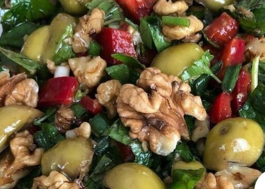 طرز تهیه سالاد زیتون یونانی با گردو و سس انار مخصوص مهمانی_رستوران یاب