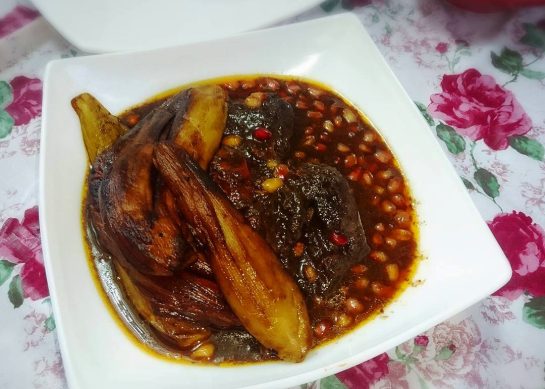 طرز تهیه خورش انار و بادمجان با مرغ مجلسی و خوشمزه مخصوص شام شب یلدا_رستوران یاب