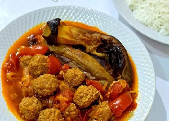 طرز تهیه خوراک بادمجان با گوشت چرخ‌ کرده و گوجه‌فرنگی، غذای خوشمزه و آسان_رستوران یاب