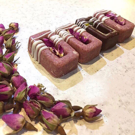 طرز تهیه حلوای گل محمدی بوتیکی نرم و لطیف با پودر گل تازه و گردو_رستوران یاب