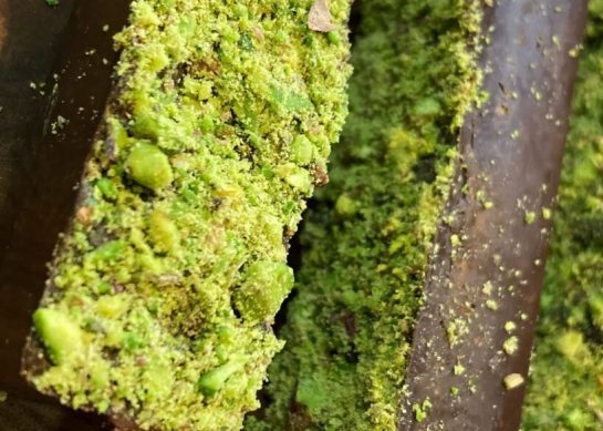 طرز تهیه شکلات دبی ترند با پسته و شعریه در خانه_رستوران یاب