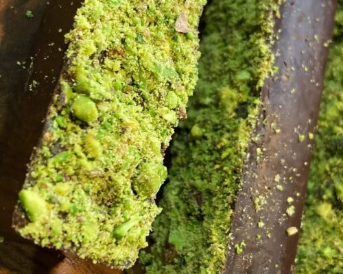 طرز تهیه شکلات دبی ترند با پسته و شعریه در خانه
