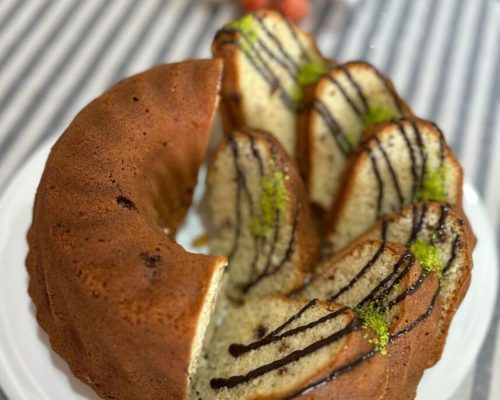 طرز تهیه کیک با تکه های شکلات پف دار برای 8 نفر